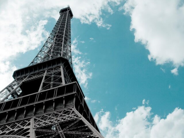 Во Франции мужчина совершил прыжок с парашютом с Эйфелевой башни
