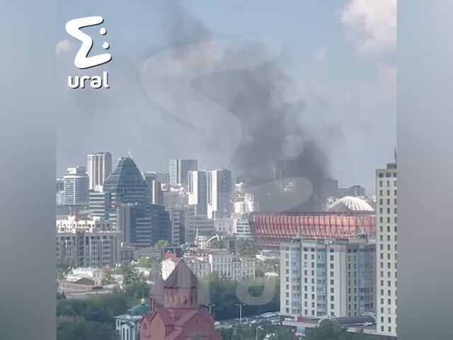 Пожар вспыхнул на строящейся ледовой арене в центре Екатеринбурга