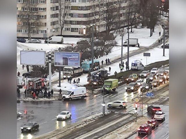 Пять пешеходов пострадали после выезда рейсового автобуса на тротуар в Петербурге