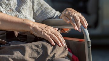 Медсестра с пожилым человеком. Ухаживание за больными. Рекомендации по уходу за пожилыми людьми. Методические рекомендации "уход за ослабленными пожилыми людьми". Сиделка для пожилого.