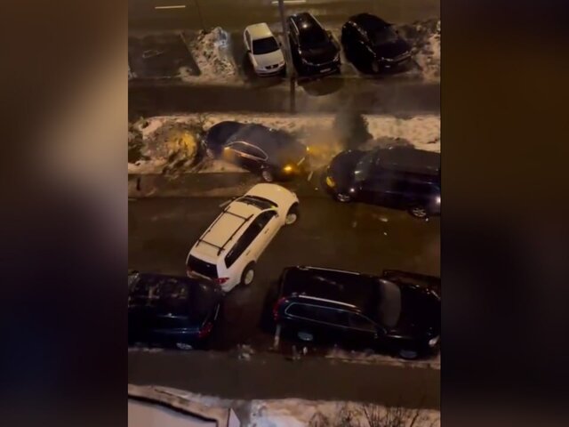 Водитель повредил 13 машин, выезжая со стоянки на востоке Москвы