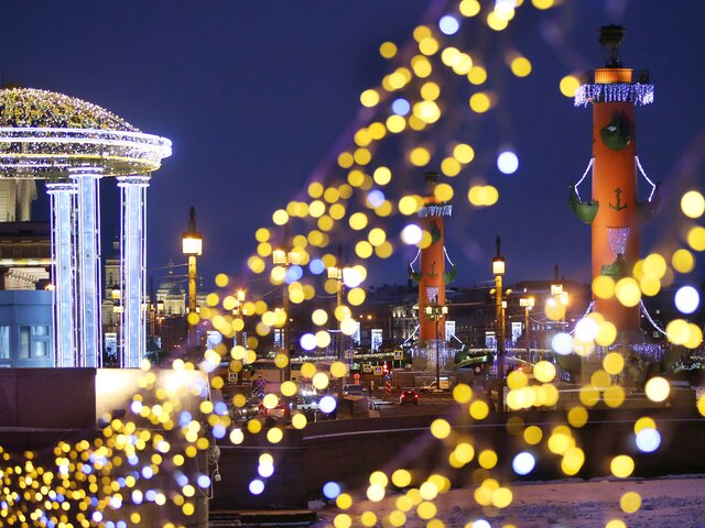 Факелы Ростральных колонн не будут зажигать в новогоднюю ночь в Санкт-Петербурге