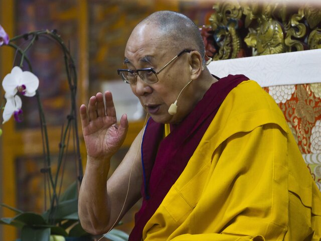 Далай-лама посоветовал в новом году помогать другим, чтобы стать счастливее
