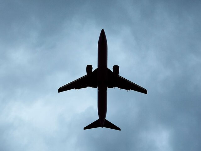 Летевший из Сургута в Москву самолет сел в Перми из-за агрессивного пассажира