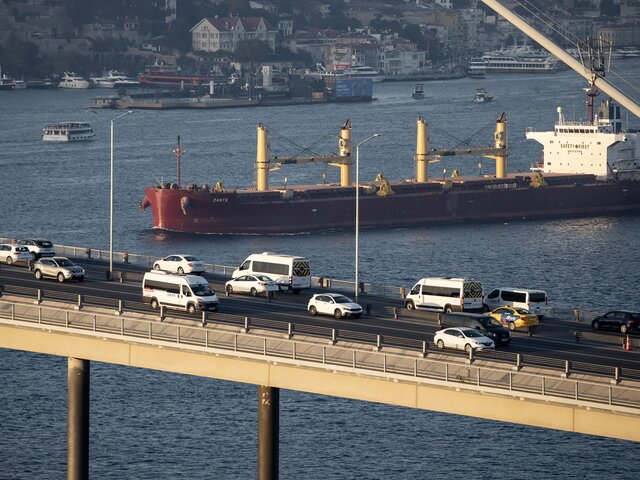 Транзит судов через Босфор приостановили после поломки нефтетанкера