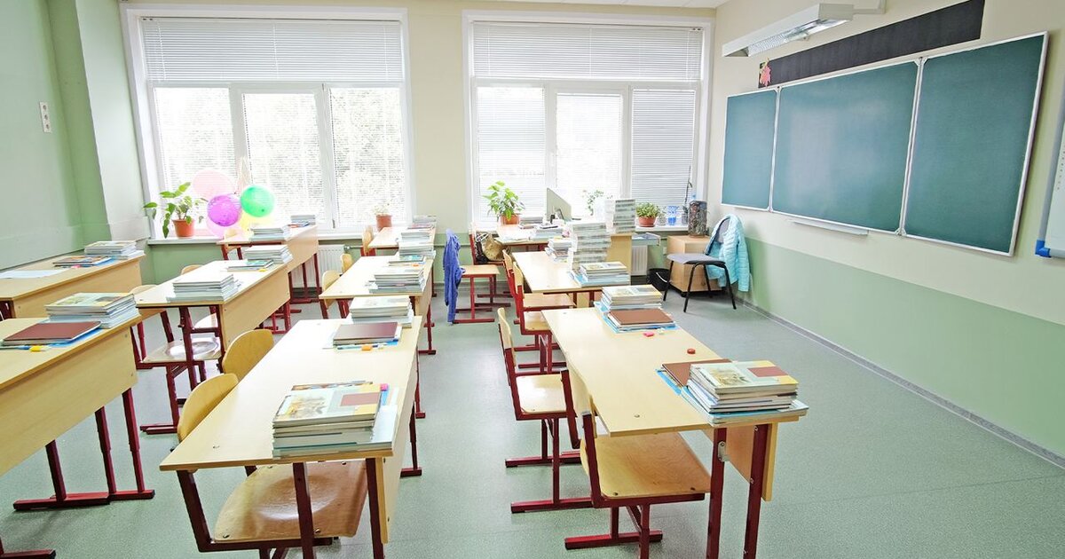 Линейка 1 сентября. 1 сентября девочки. Школьный двор первое сентября. День знаний 1 сентября 2022 года. Сош 7 ульяновск.