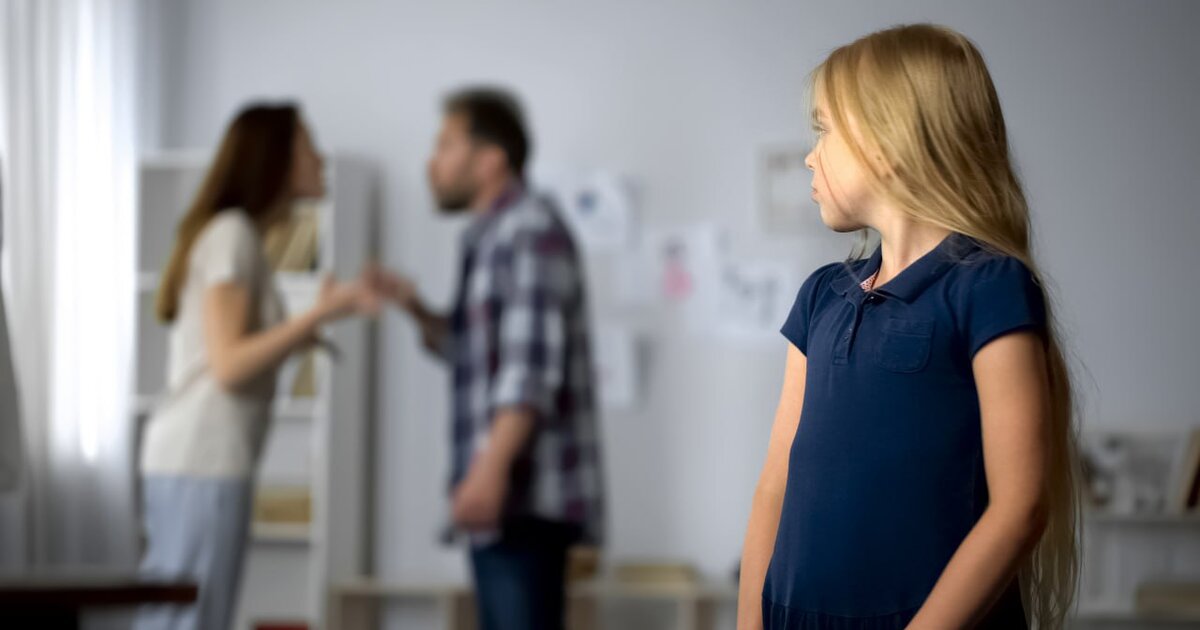 Родители ради детей. Развод семьи. Ребенок ссорится с родителями. Родители и дети лишенные. Отец в разводе.