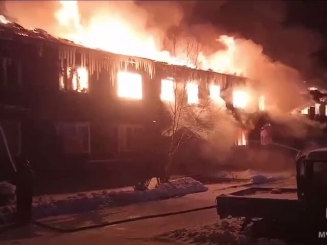 Площадь пожара в жилом доме в Иркутской области увеличилась до 700 квадратных метров