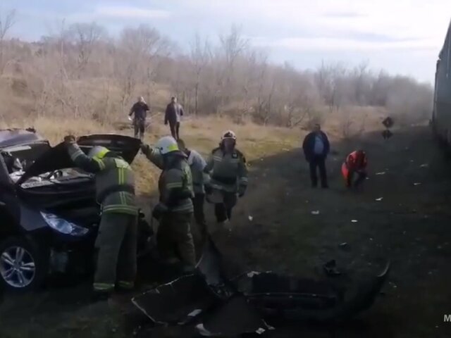 Трое детей погибли в машине, столкнувшейся с товарным поездом на Ставрополье