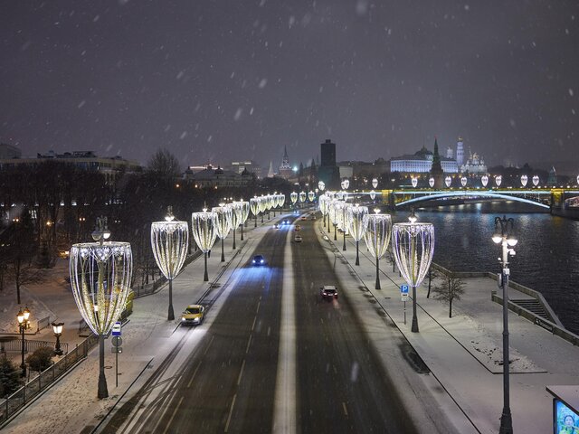 Автомобилистам рекомендовали соблюдать скорость из-за снегопада в Москве