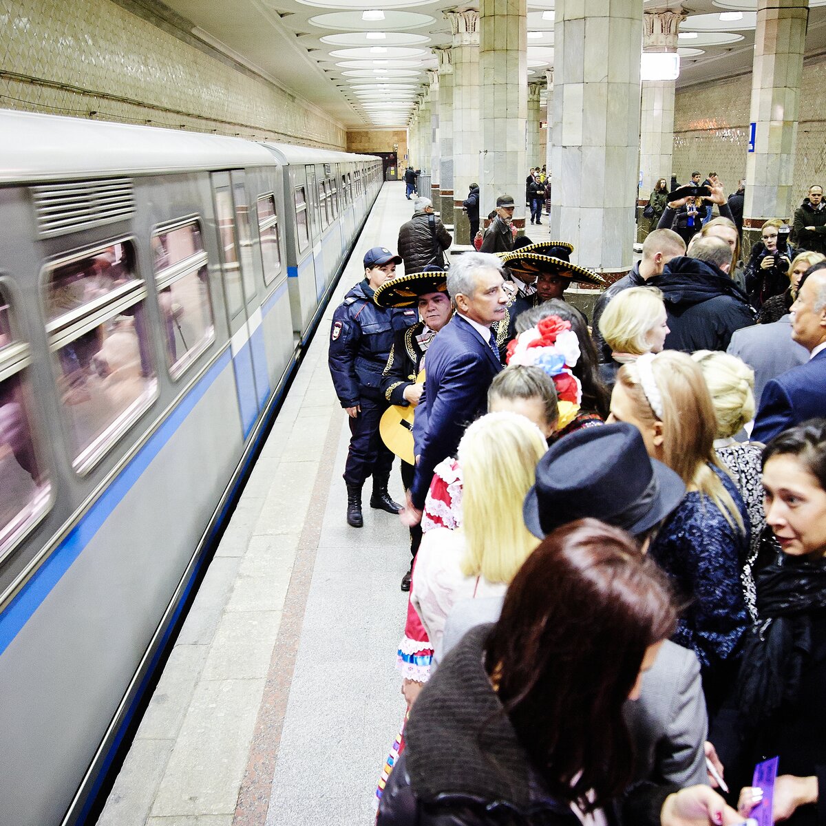 Какое метро сегодня. Пассажиры метро. Люди на платформе метро. Люди на станции метро. Пассажиры Московского метро.