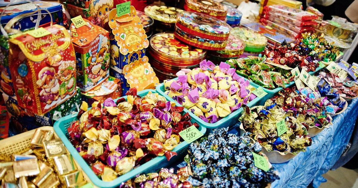 Новогодние сладости для ярмарки. Ярмарка конфет. Ярмарка сладостей. Рождественские ярмарки. Новогодняя ярмарка.