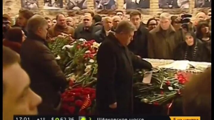 Прощание с марией. Могила Бориса Немцова на Троекуровском кладбище. Немцов похоронен на Троекуровском.