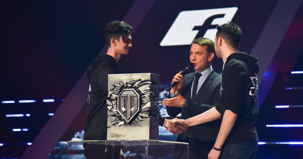 крупный киберспортивный турнир World of Tanks на сцене