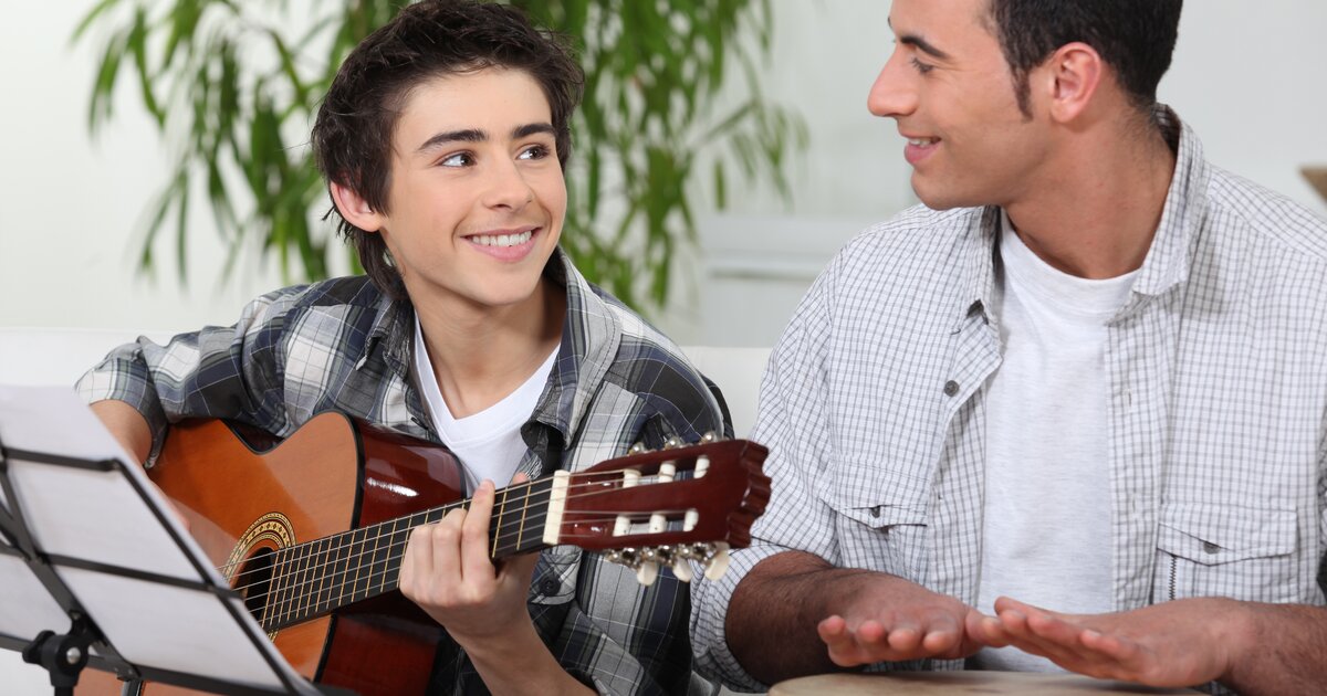 Гитарист отец и сын. Гитара папа. Отец с сыном поют песню