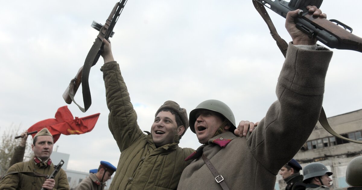 Солдат радуется. Советские солдаты радуются. Солдаты радуются победе. Победа в Сталинградской битве.
