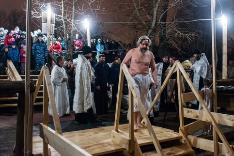 nBkSUhL2jVEknca0PqzJrMCqzJ3w окунаться в прорубь на крещение перевод на английский