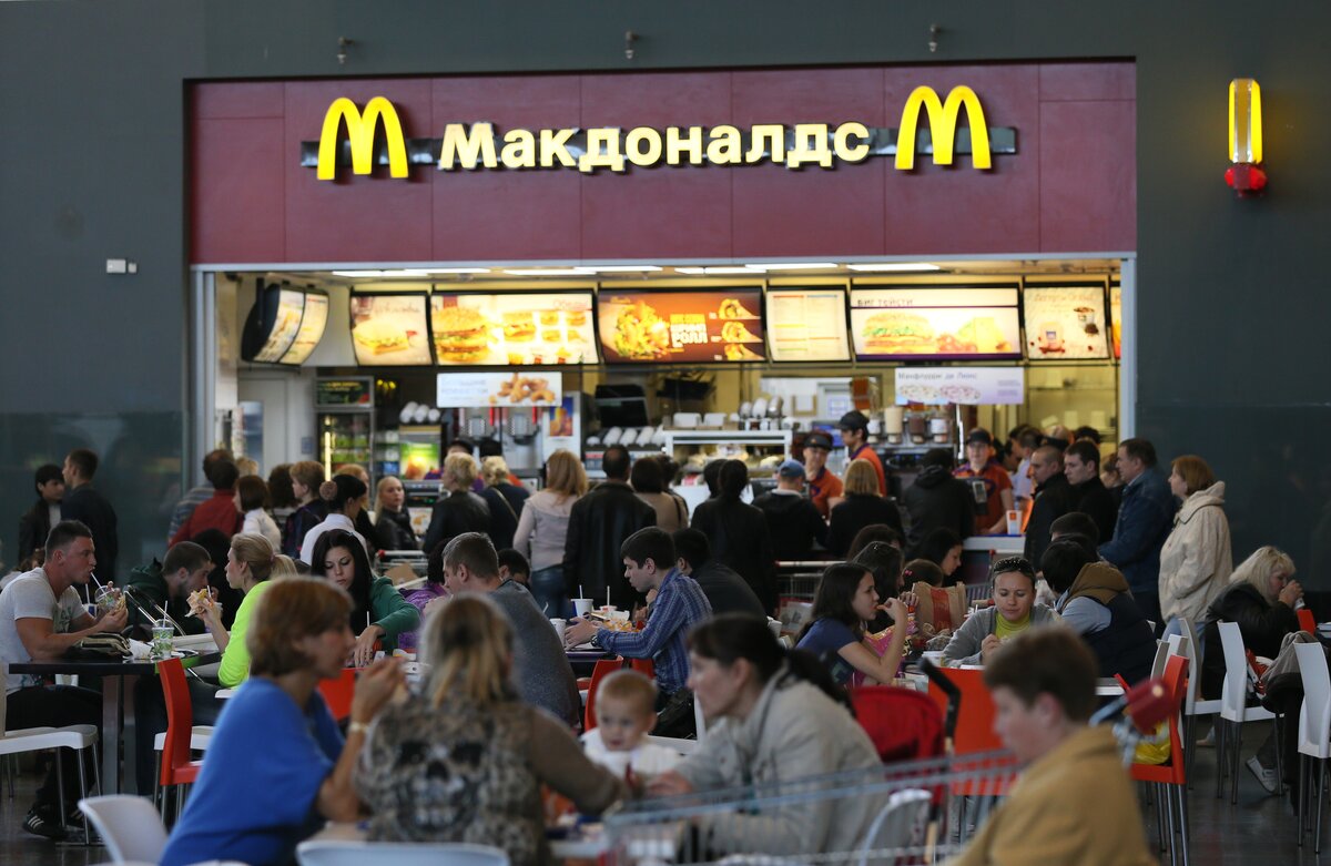 Mcdonald's russia. Макдональдс. Макдональдс в России. Макдональдс ресторан. Макдак в Москве.