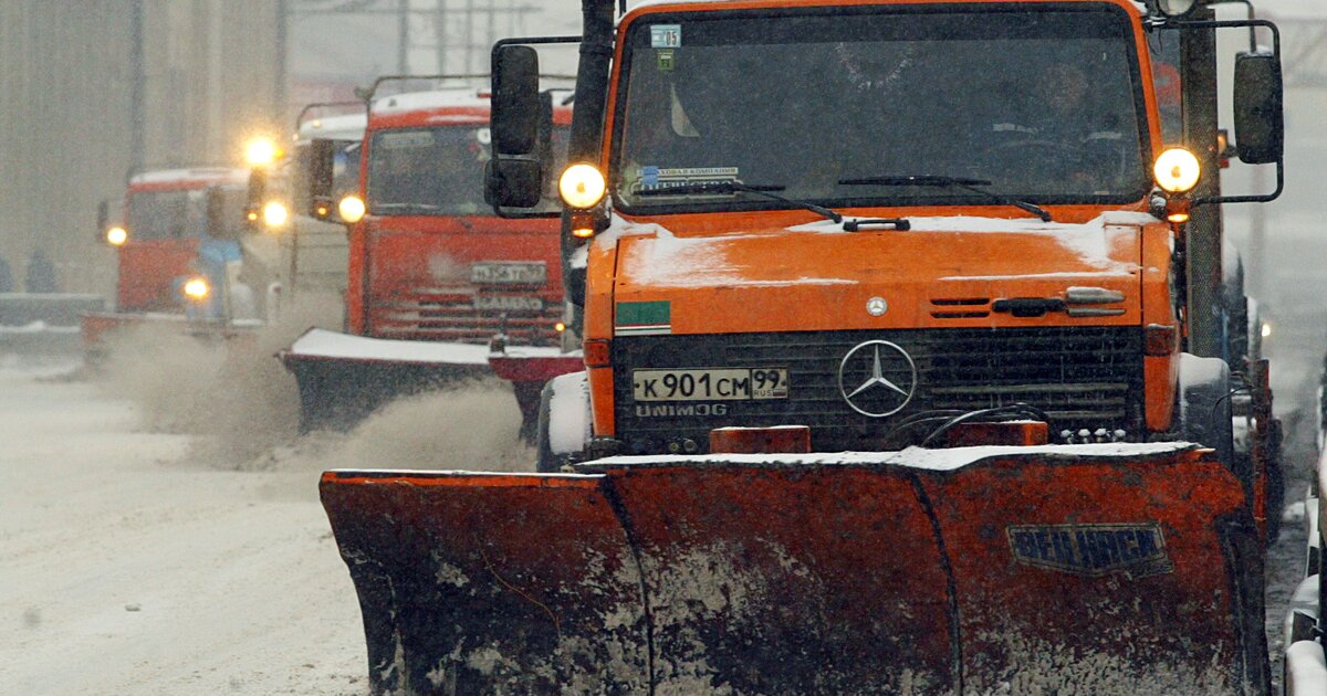 Реагенты зимой. Дорожная техника зимой. Заправка дорожной техники зима. В Тобольск дороги обрабатывают реагентом зимой.