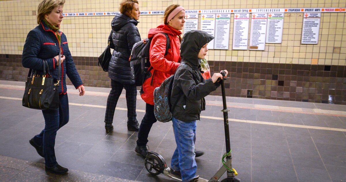 Можно ли ездить в московской области. Самокат в метро. С самокатом в метро. Самокаты для передвижения в метро. Провоз самоката в метро.