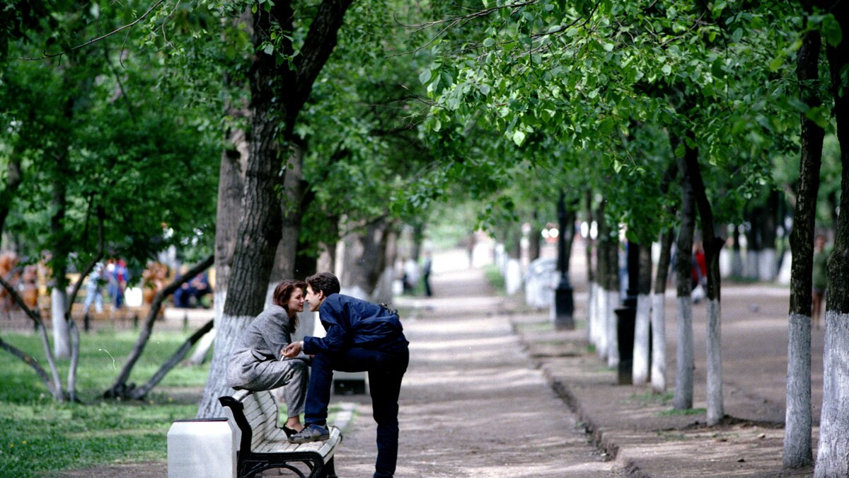 Парень зовет гулять. Аллея поцелуев в Москве. Первое свидание арт объект. Первое свидание город. Сонник обнимались с незнакомым парнем.