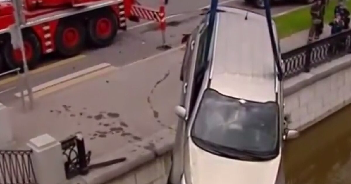 Невский поднимает машину. Спасатель на яузе. Спектакль спасатель дворец на яузе. Спектакль спасатель с хазановым и добронравовым. Спасатель на яузе.